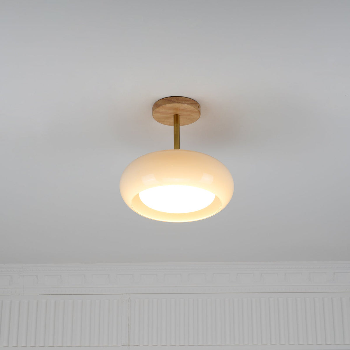Charlotte plafond — Bauhaus-skjerm i oransje og hvitt glass og tre