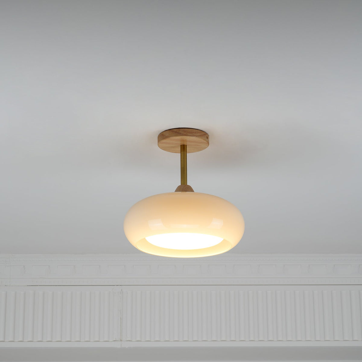 Charlotte plafond — Bauhaus-skjerm i oransje og hvitt glass og tre