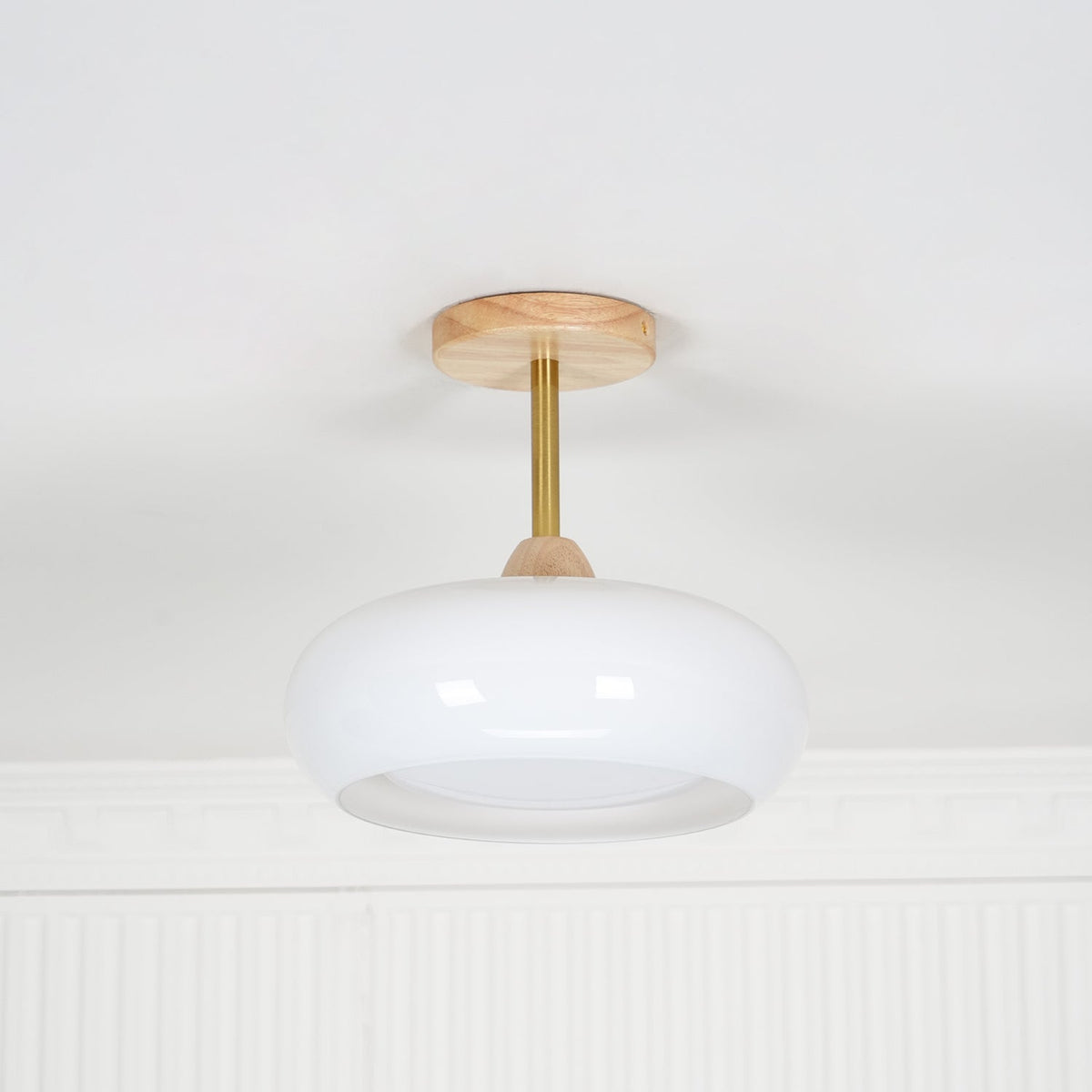 Charlotte plafond — Bauhaus-skjerm i oransje og hvitt glass og tre
