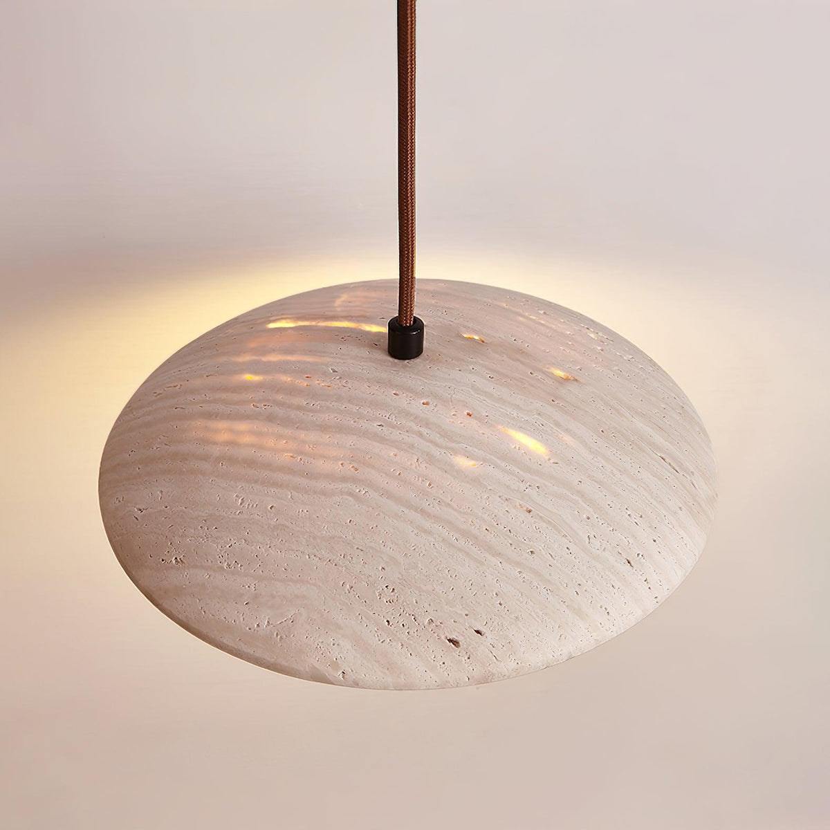 Závěsné svítidlo Plate Wabi-Sabi z travertinu — integrovaná LED 12 W, průměr 9.8 palce