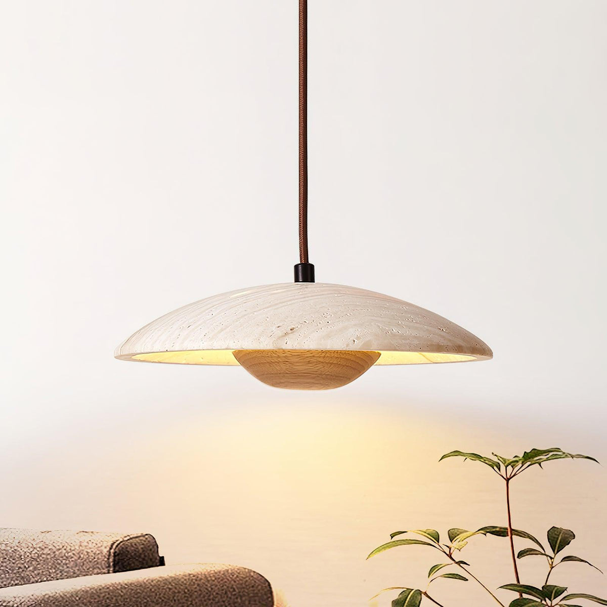 Závěsné svítidlo Plate Wabi-Sabi z travertinu — integrovaná LED 12 W, průměr 9.8 palce