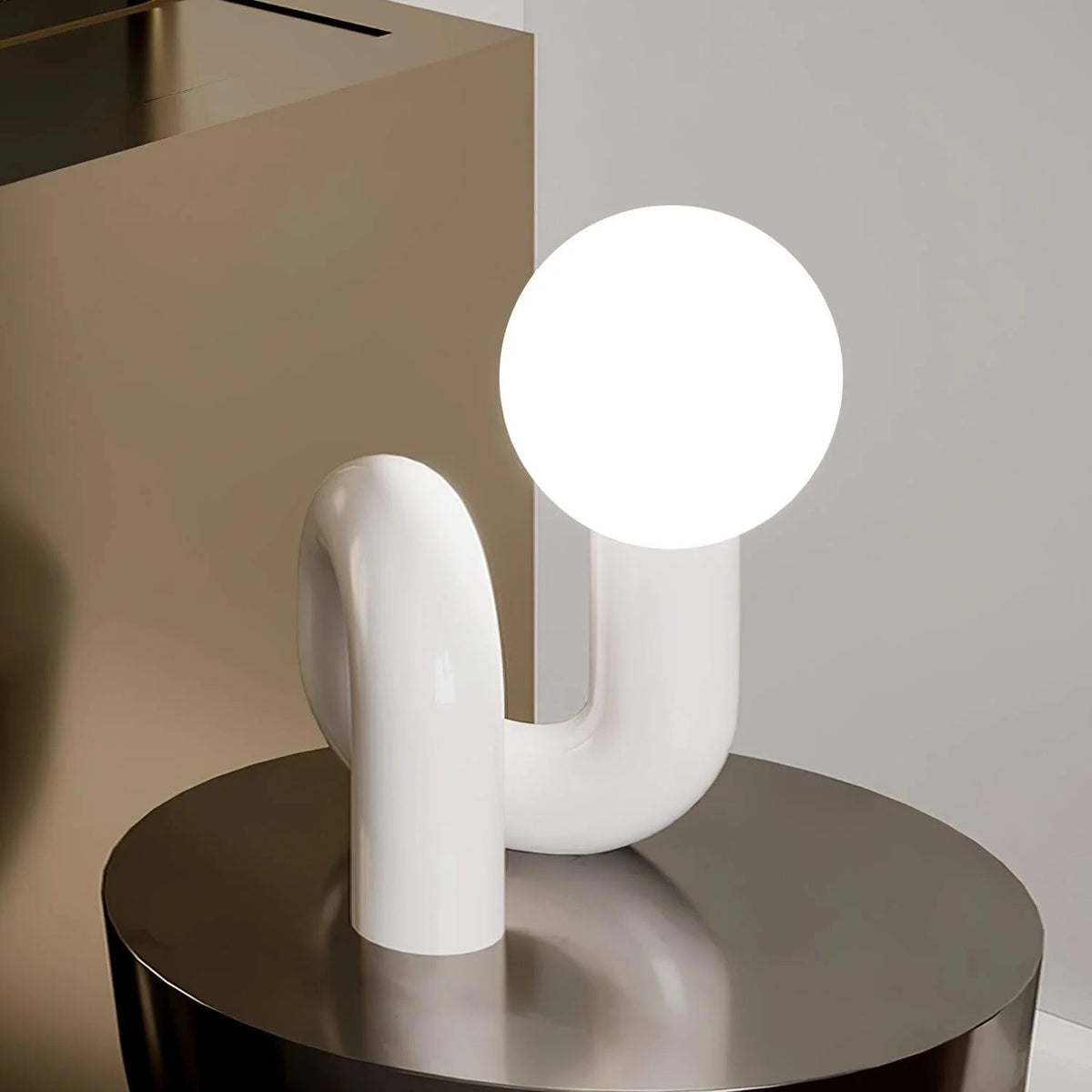 Candeeiro de mesa lúdico em forma de N — Forma orgânica escultural