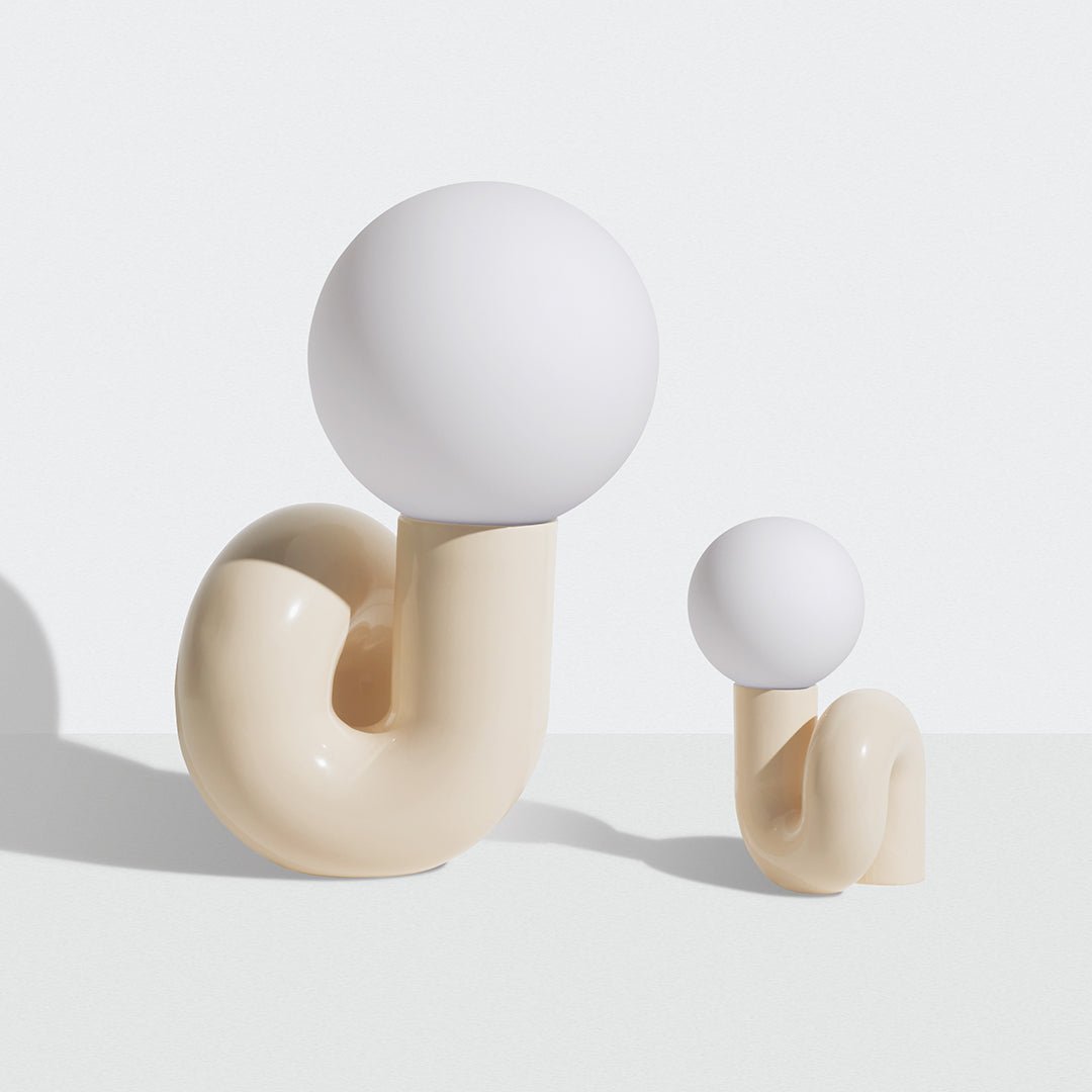 Candeeiro de mesa lúdico em forma de N — Forma orgânica escultural