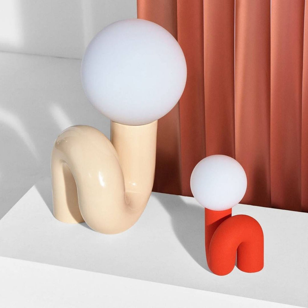 Candeeiro de mesa lúdico em forma de N — Forma orgânica escultural