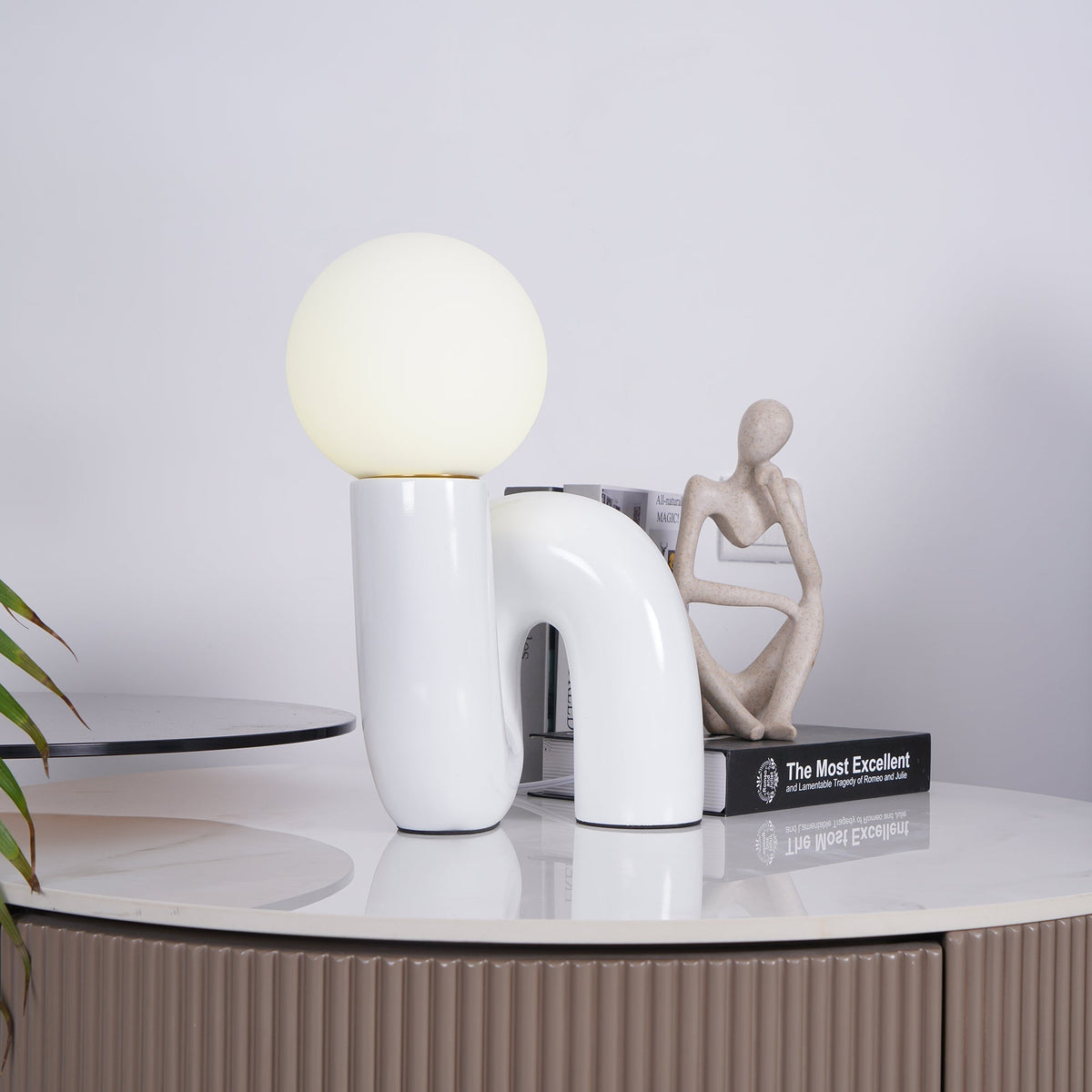 Candeeiro de mesa lúdico em forma de N — Forma orgânica escultural