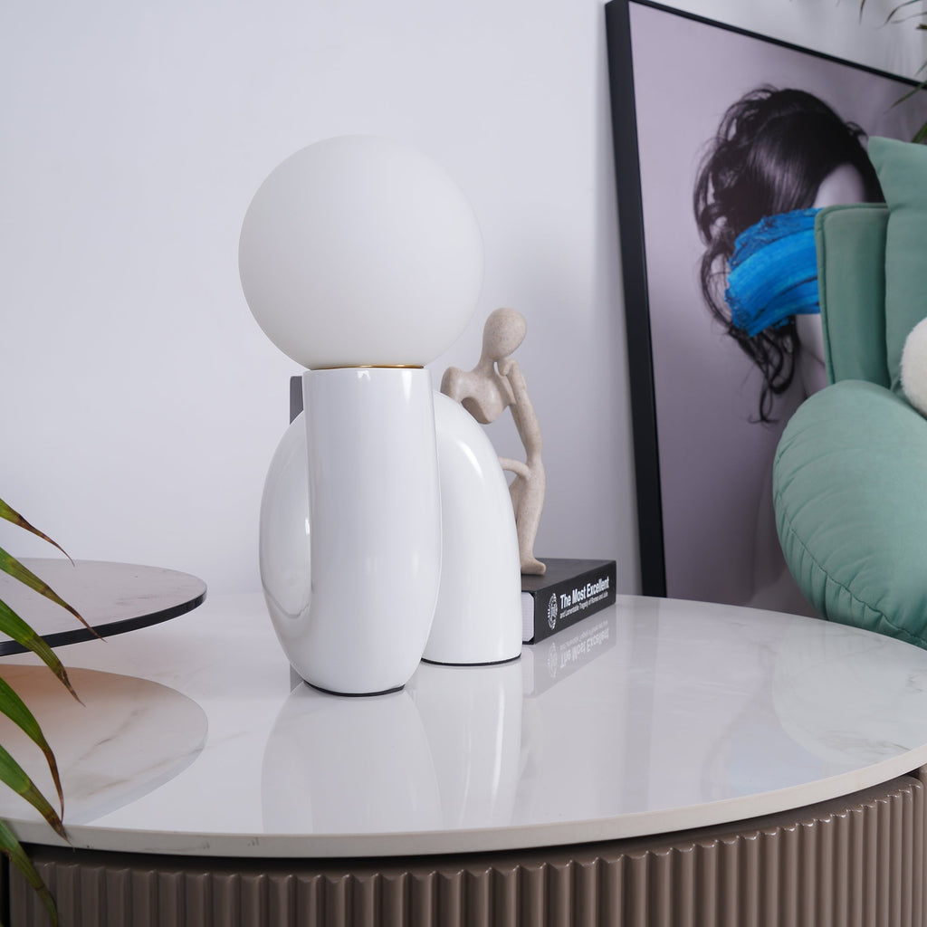 Candeeiro de mesa lúdico em forma de N — Forma orgânica escultural