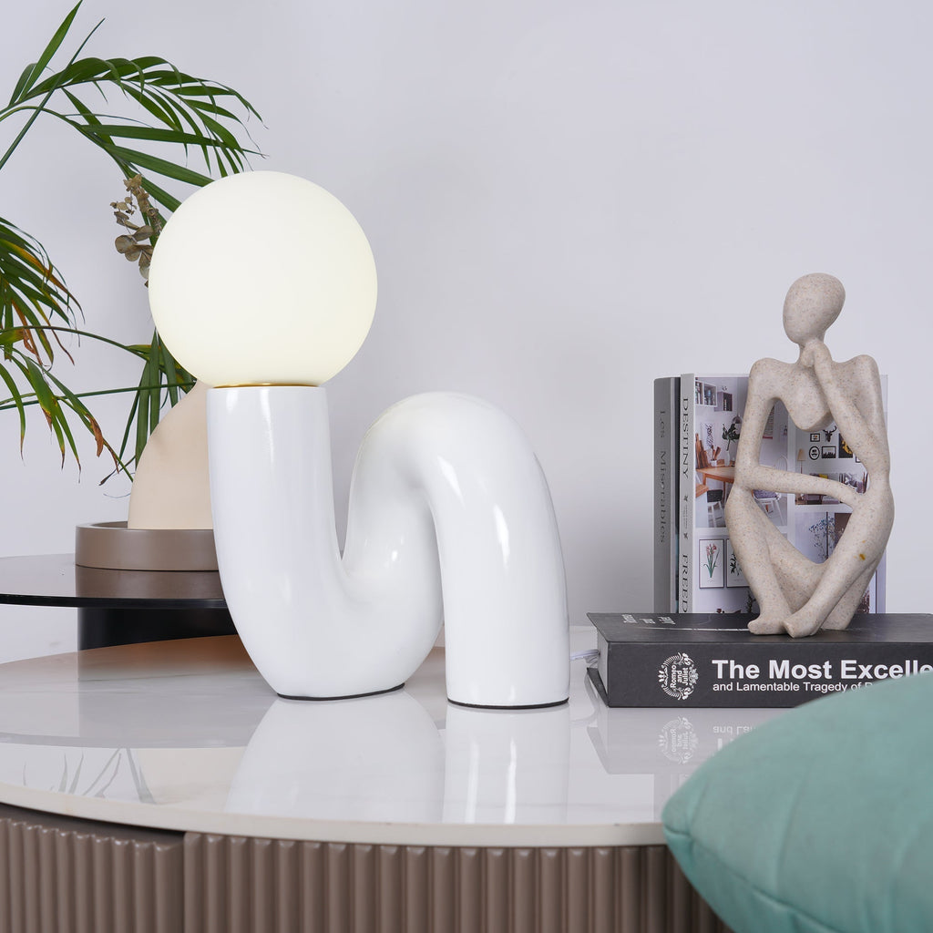 Candeeiro de mesa lúdico em forma de N — Forma orgânica escultural