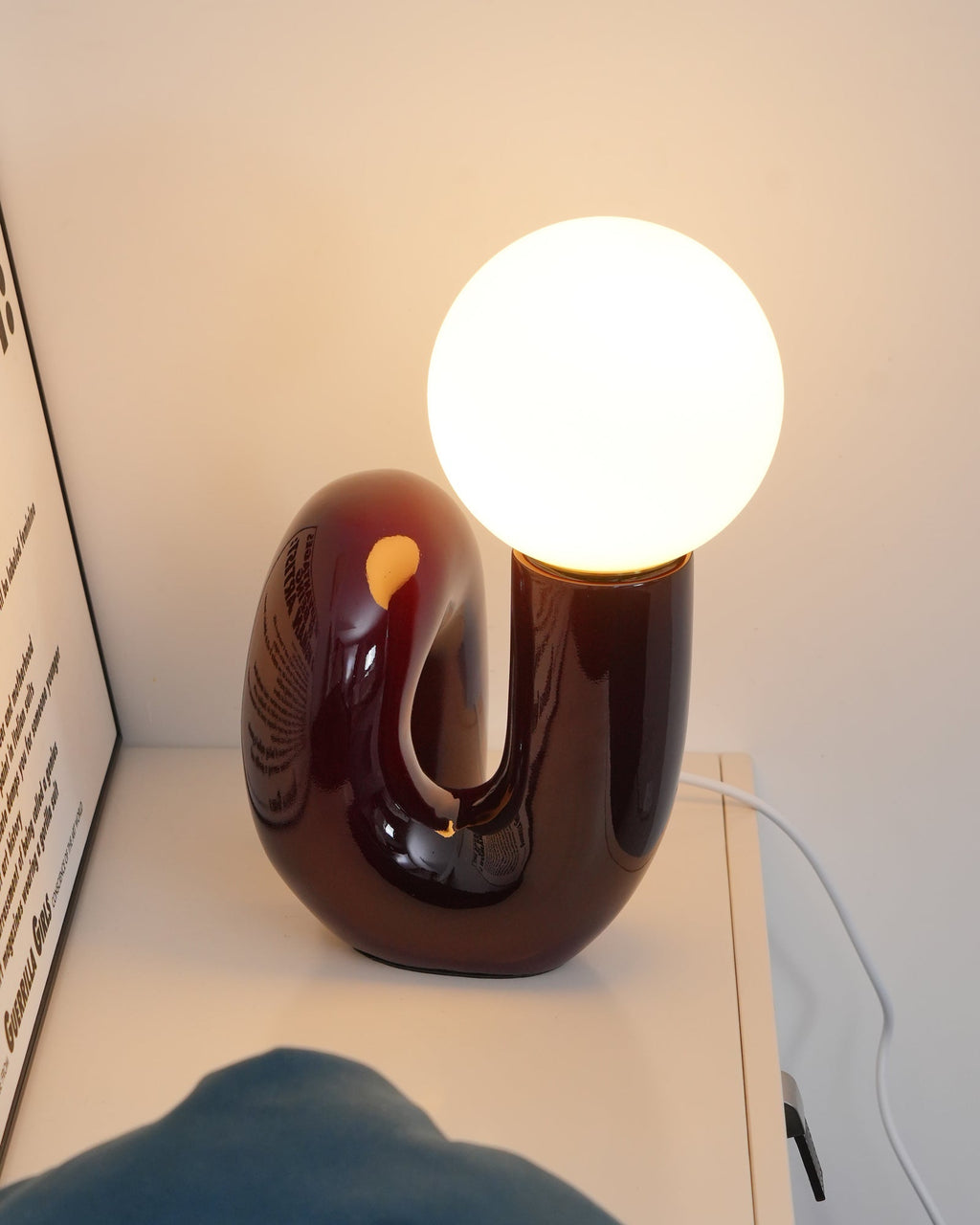 Candeeiro de mesa lúdico em forma de N — Forma orgânica escultural