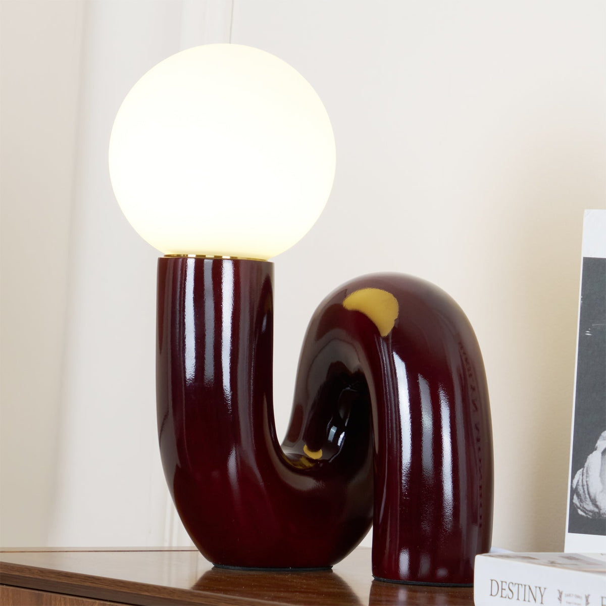 Candeeiro de mesa lúdico em forma de N — Forma orgânica escultural