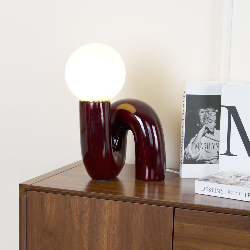 Candeeiro de mesa lúdico em forma de N — Forma orgânica escultural