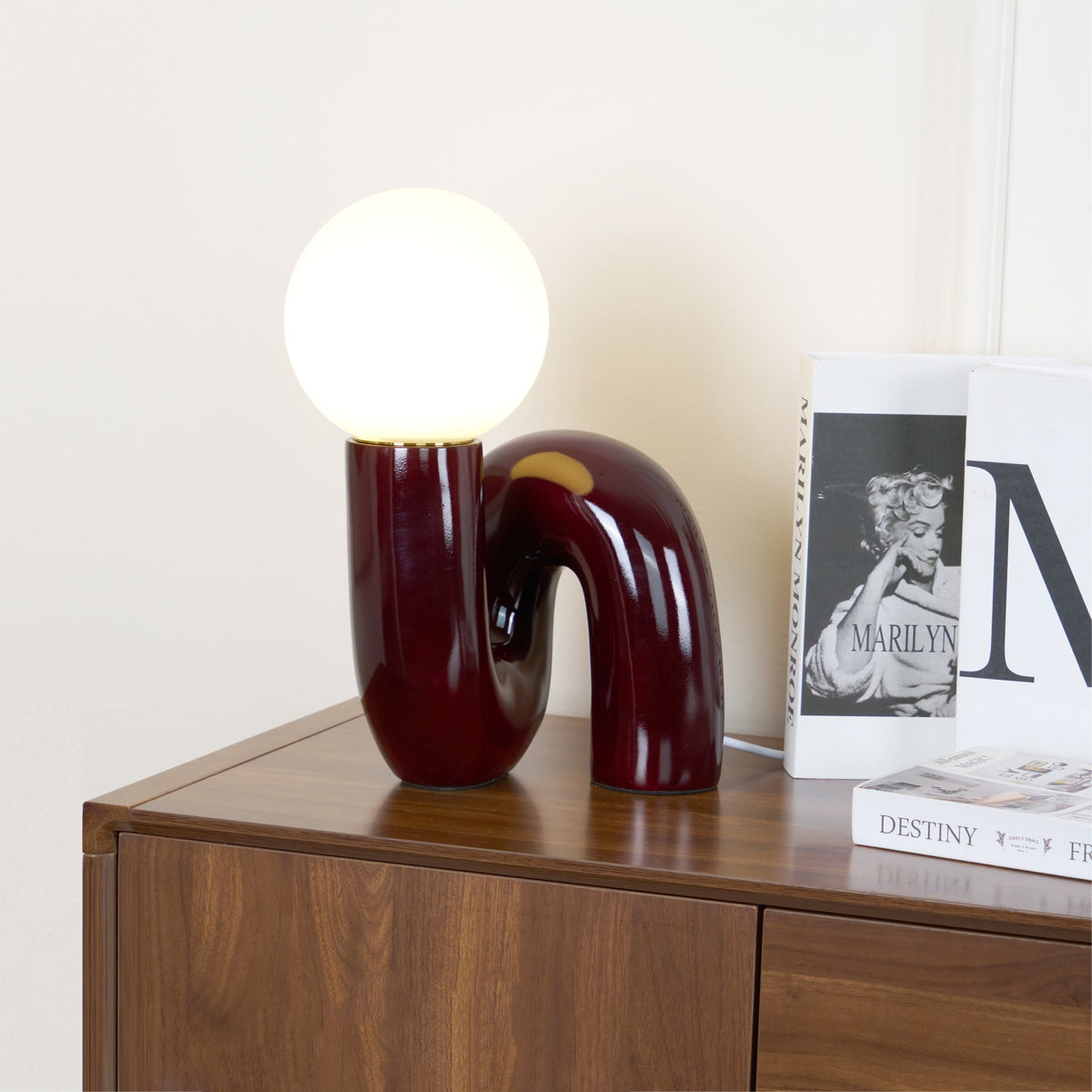 Candeeiro de mesa lúdico em forma de N — Forma orgânica escultural