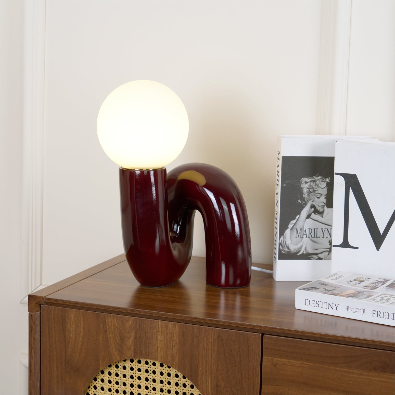 Candeeiro de mesa lúdico em forma de N — Forma orgânica escultural