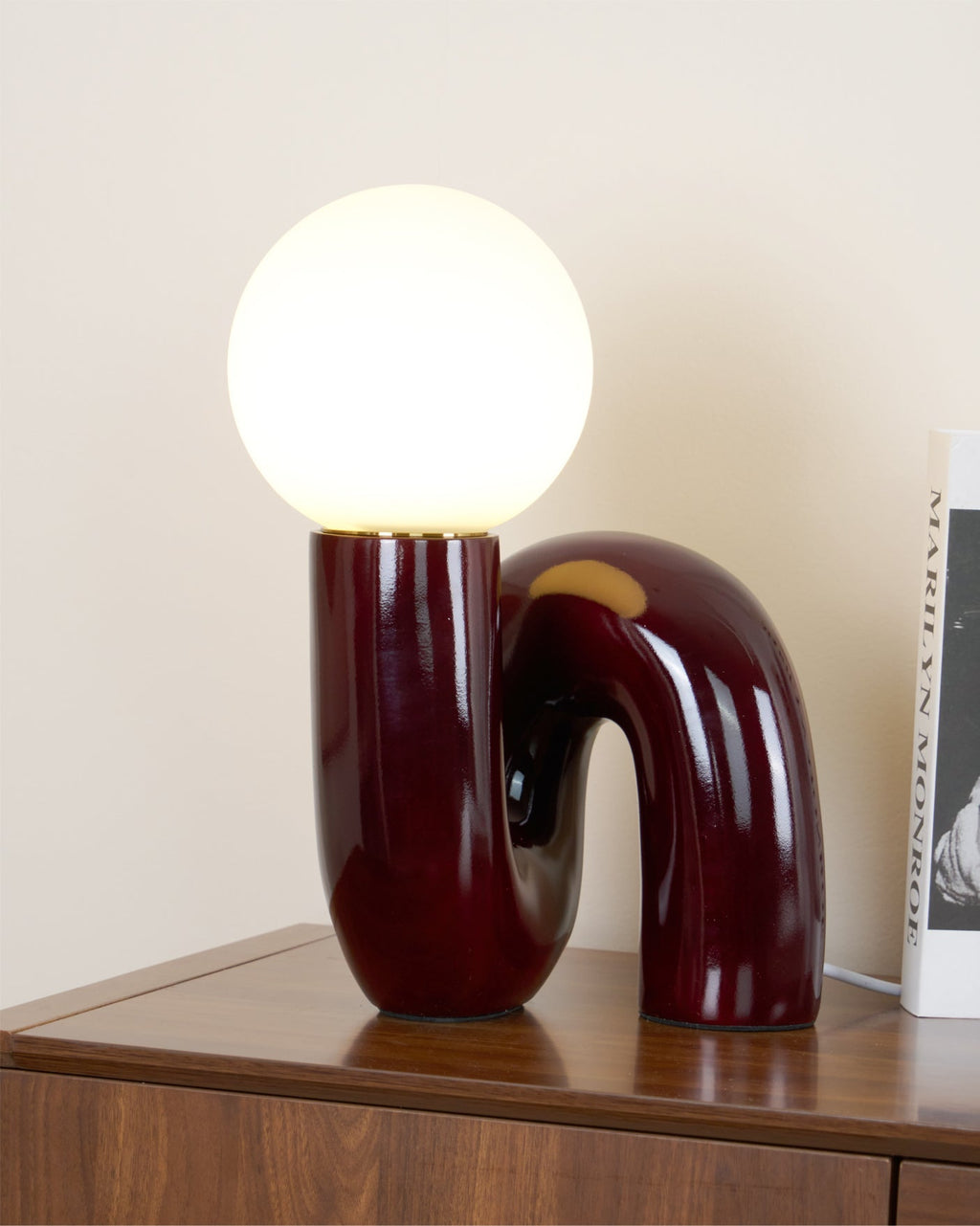 Candeeiro de mesa lúdico em forma de N — Forma orgânica escultural