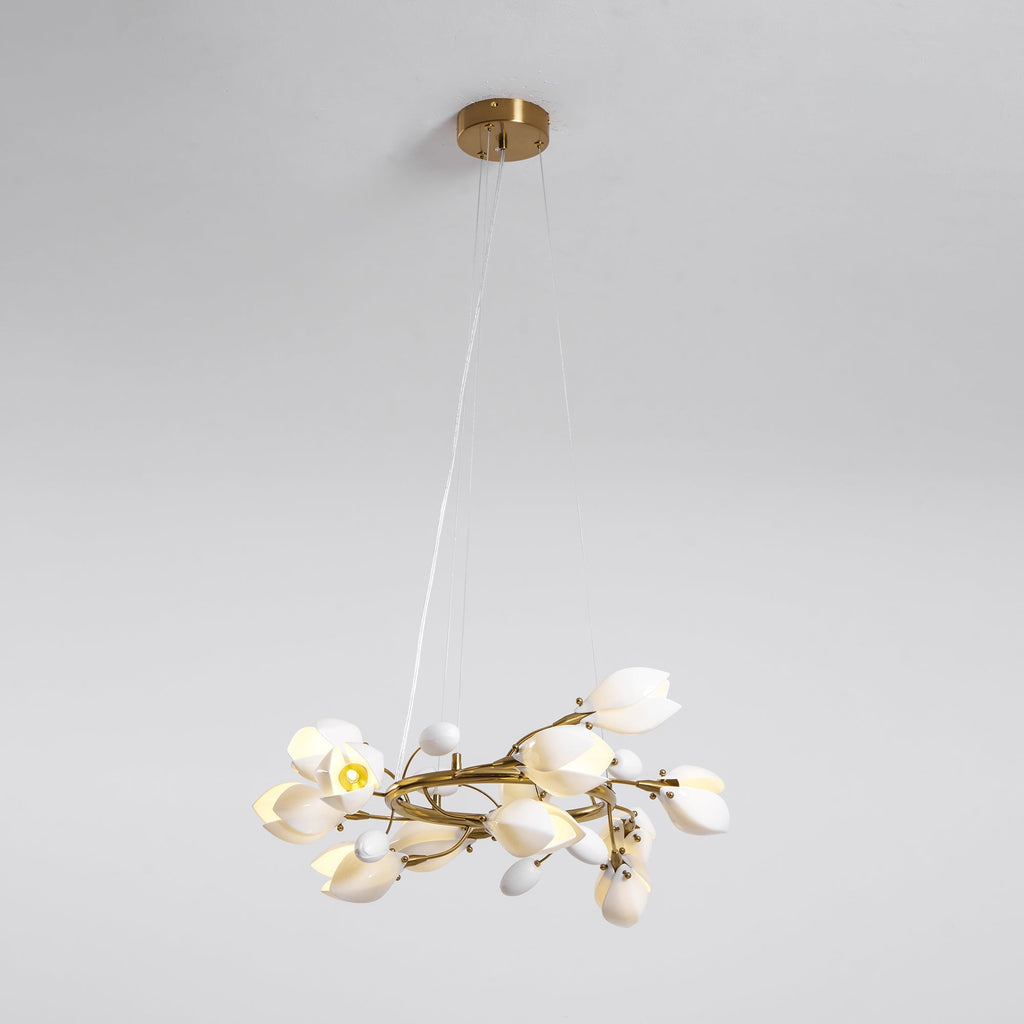 Dekorativ håndlavet loftsophængt lysekrone i porcelæn med magnoliaform