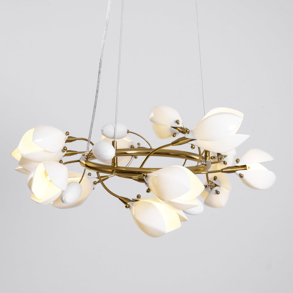 Dekorativ håndlavet loftsophængt lysekrone i porcelæn med magnoliaform