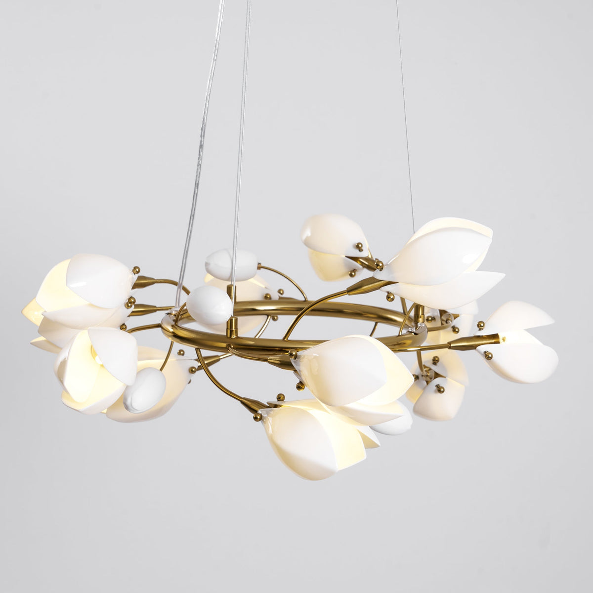 Dekorativ håndlavet loftsophængt lysekrone i porcelæn med magnoliaform