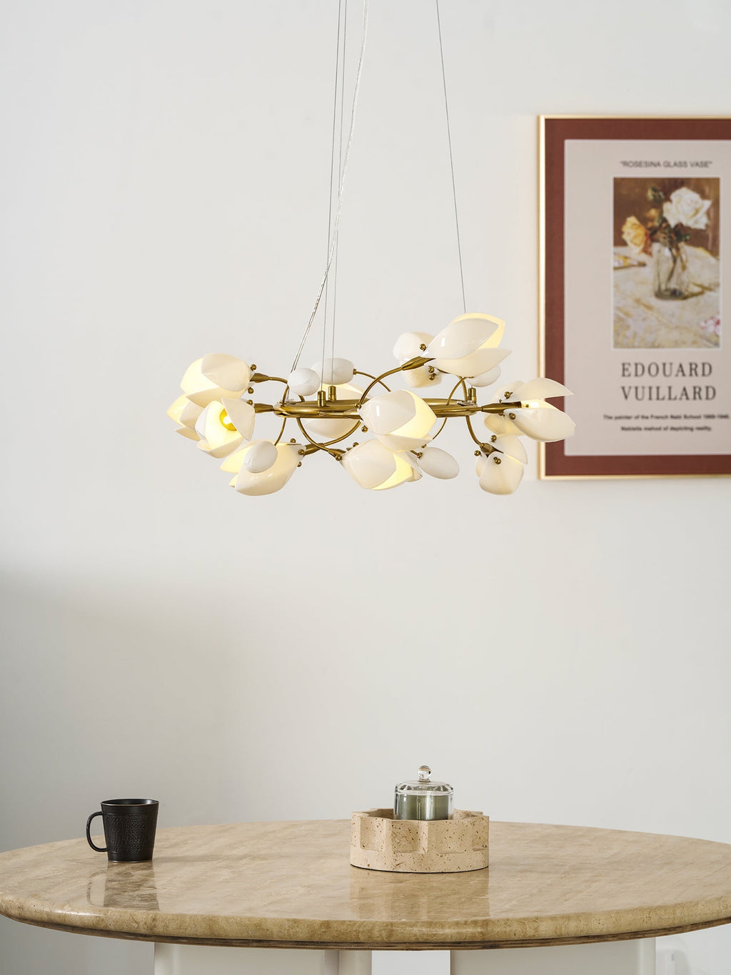 Dekorativ håndlavet loftsophængt lysekrone i porcelæn med magnoliaform