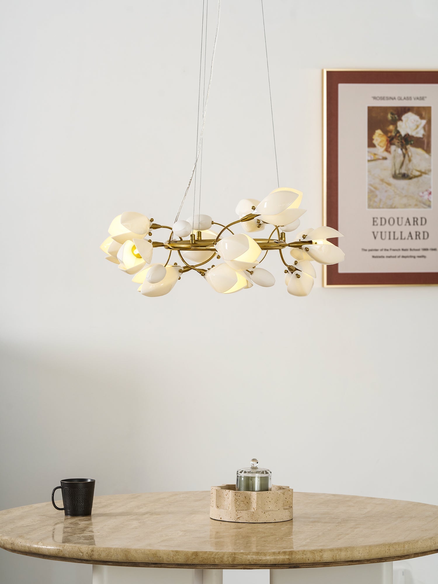Dekorativ håndlavet loftsophængt lysekrone i porcelæn med magnoliaform