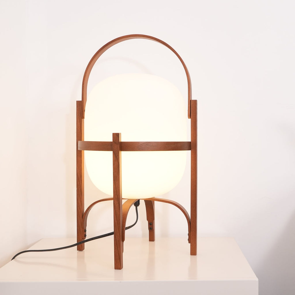 Przenośna szklana lampa stołowa — tradycyjny kształt latarni