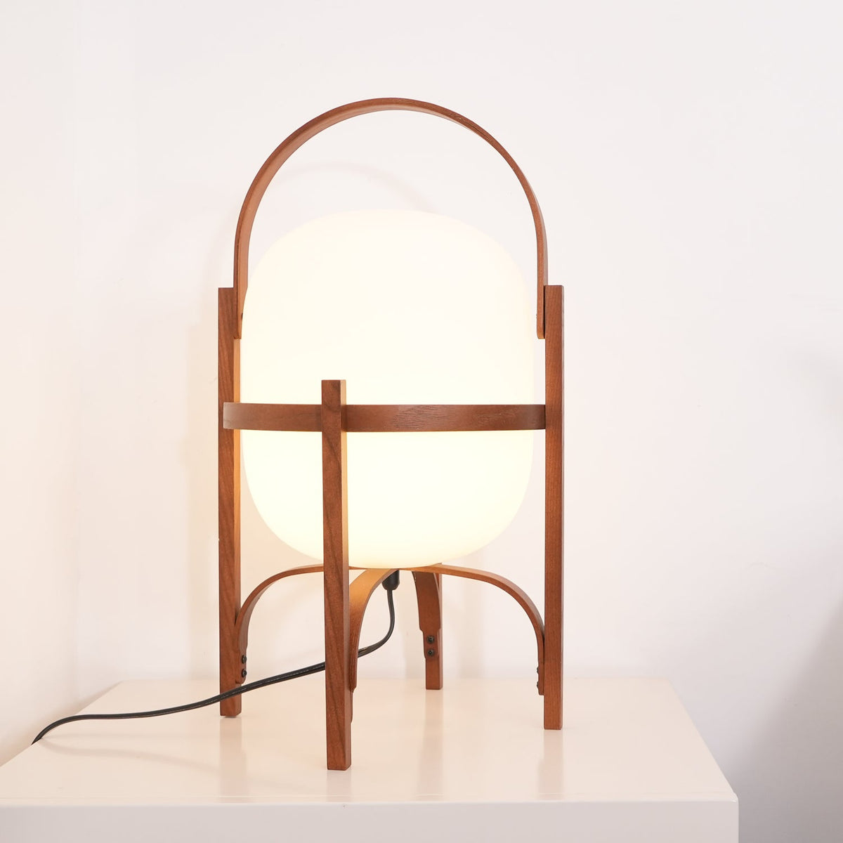 Przenośna szklana lampa stołowa — tradycyjny kształt latarni