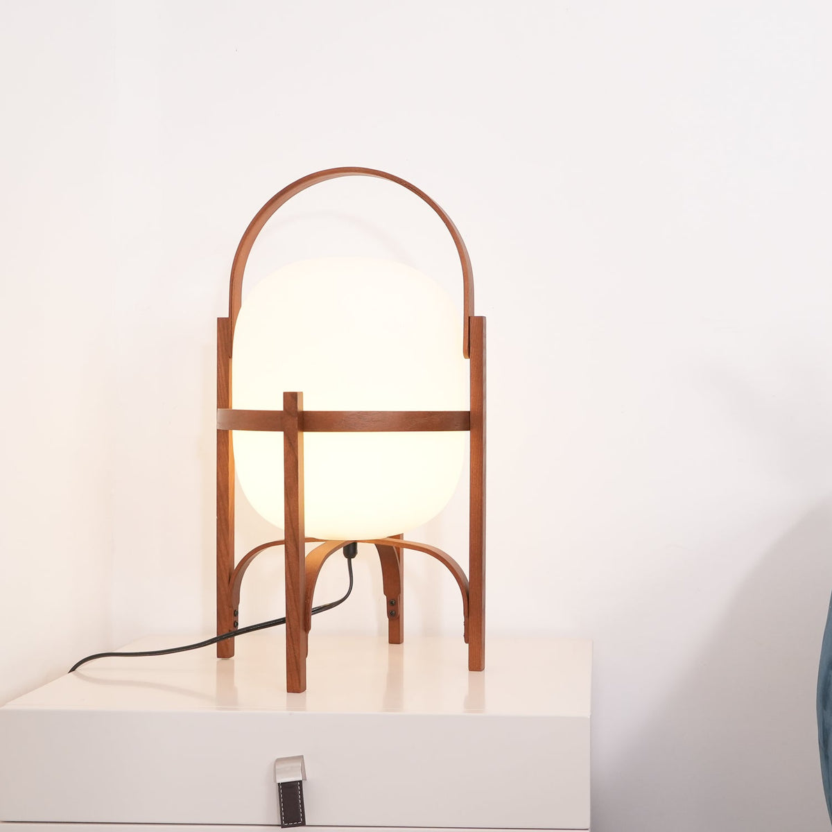 Przenośna szklana lampa stołowa — tradycyjny kształt latarni