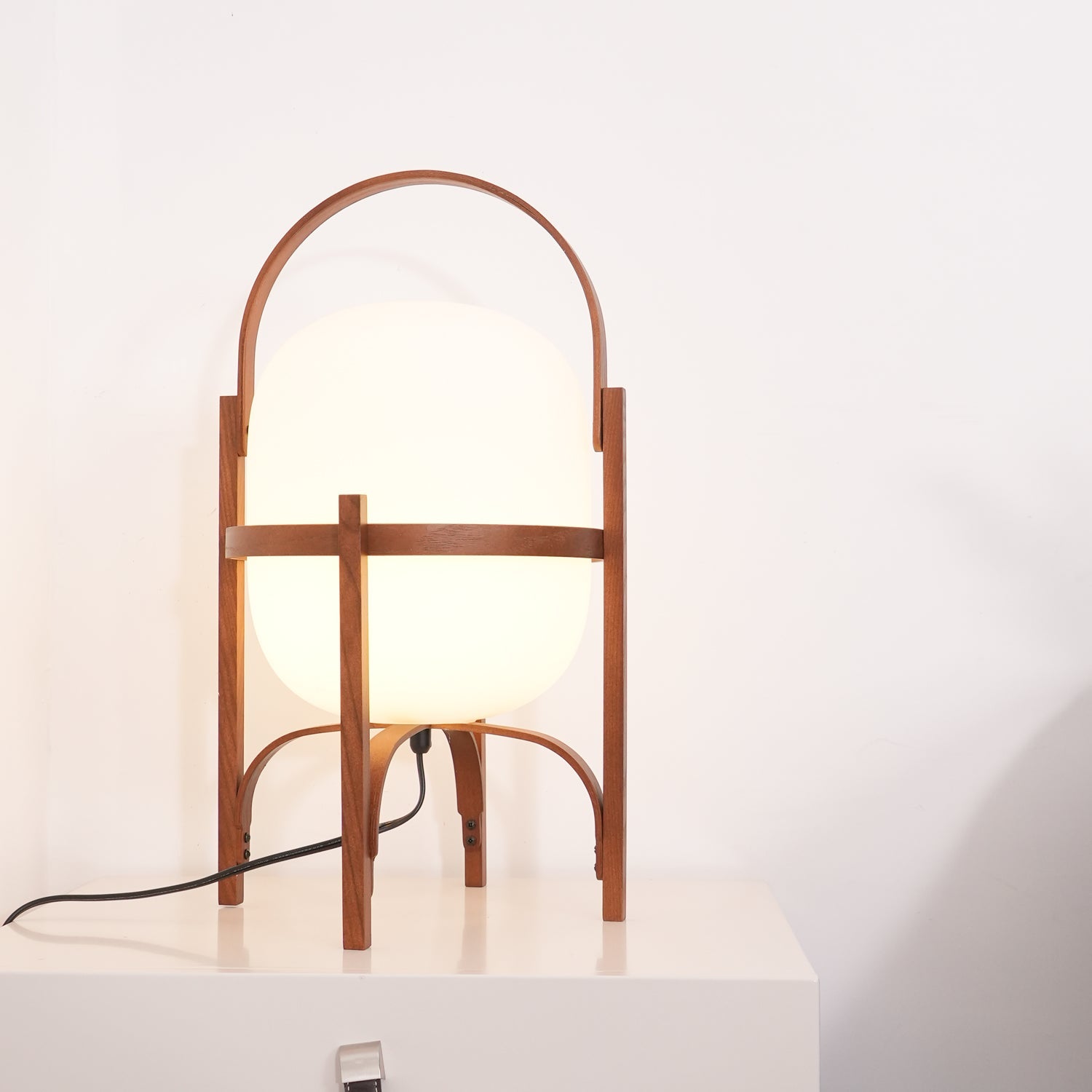 Przenośna szklana lampa stołowa — tradycyjny kształt latarni