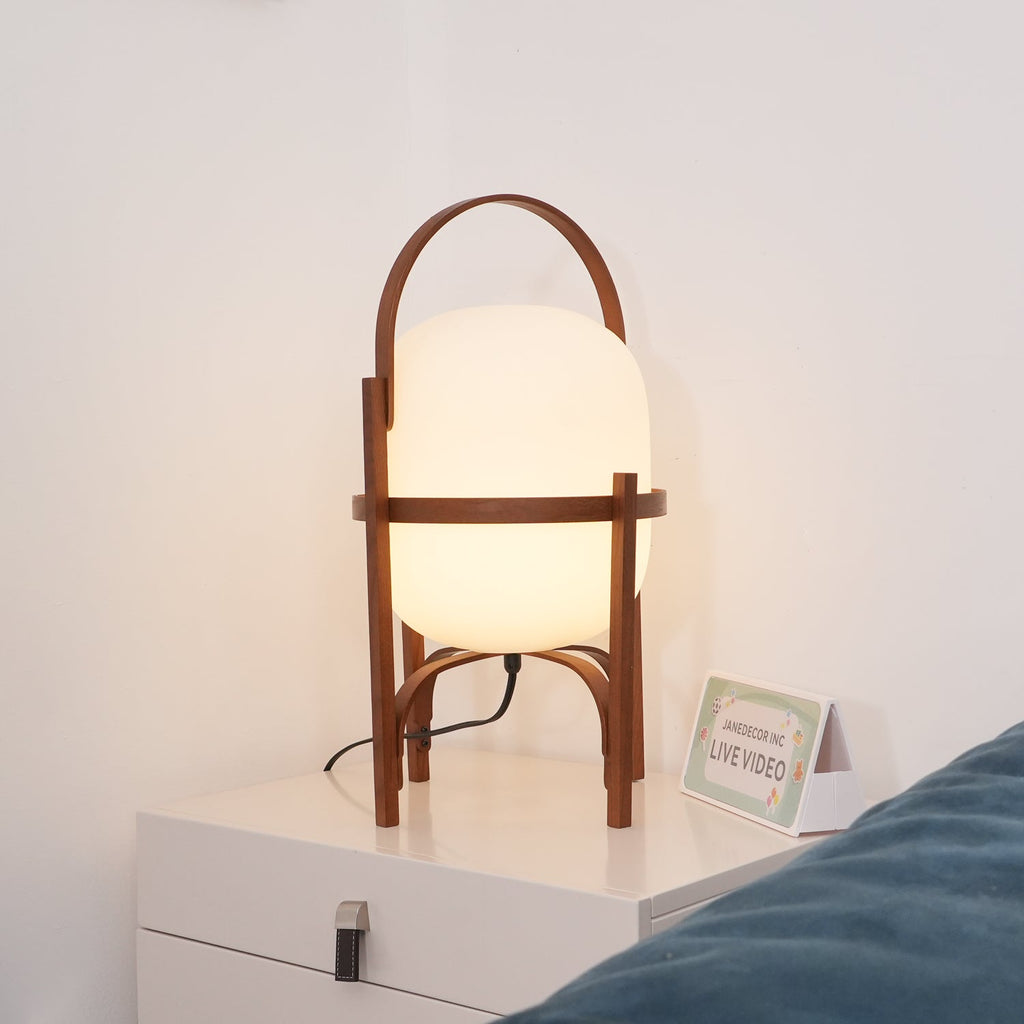 Przenośna szklana lampa stołowa — tradycyjny kształt latarni
