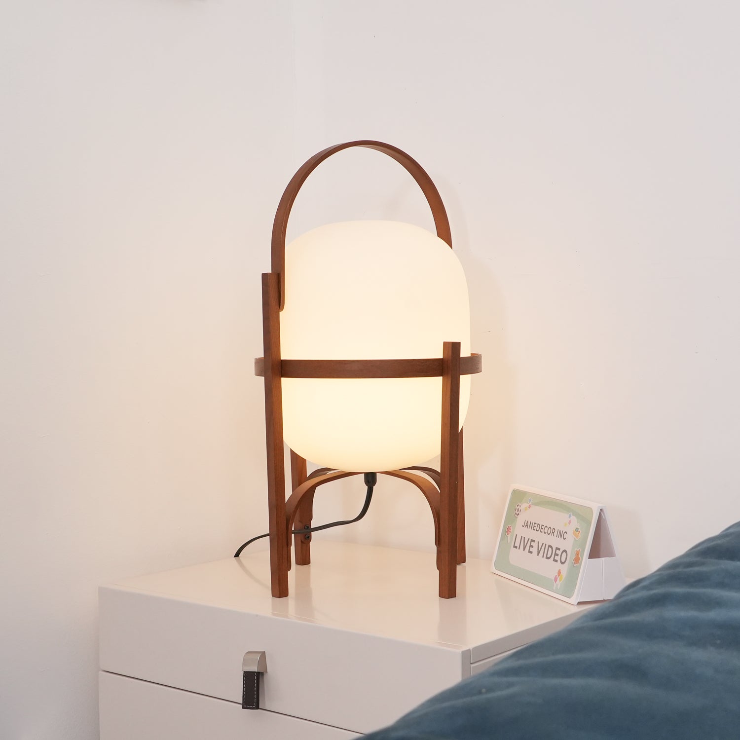 Przenośna szklana lampa stołowa — tradycyjny kształt latarni