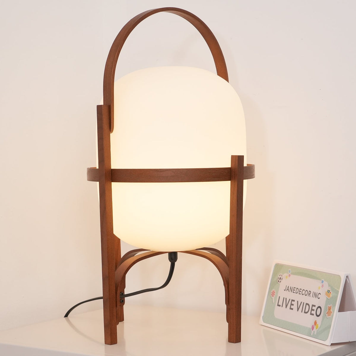 Przenośna szklana lampa stołowa — tradycyjny kształt latarni