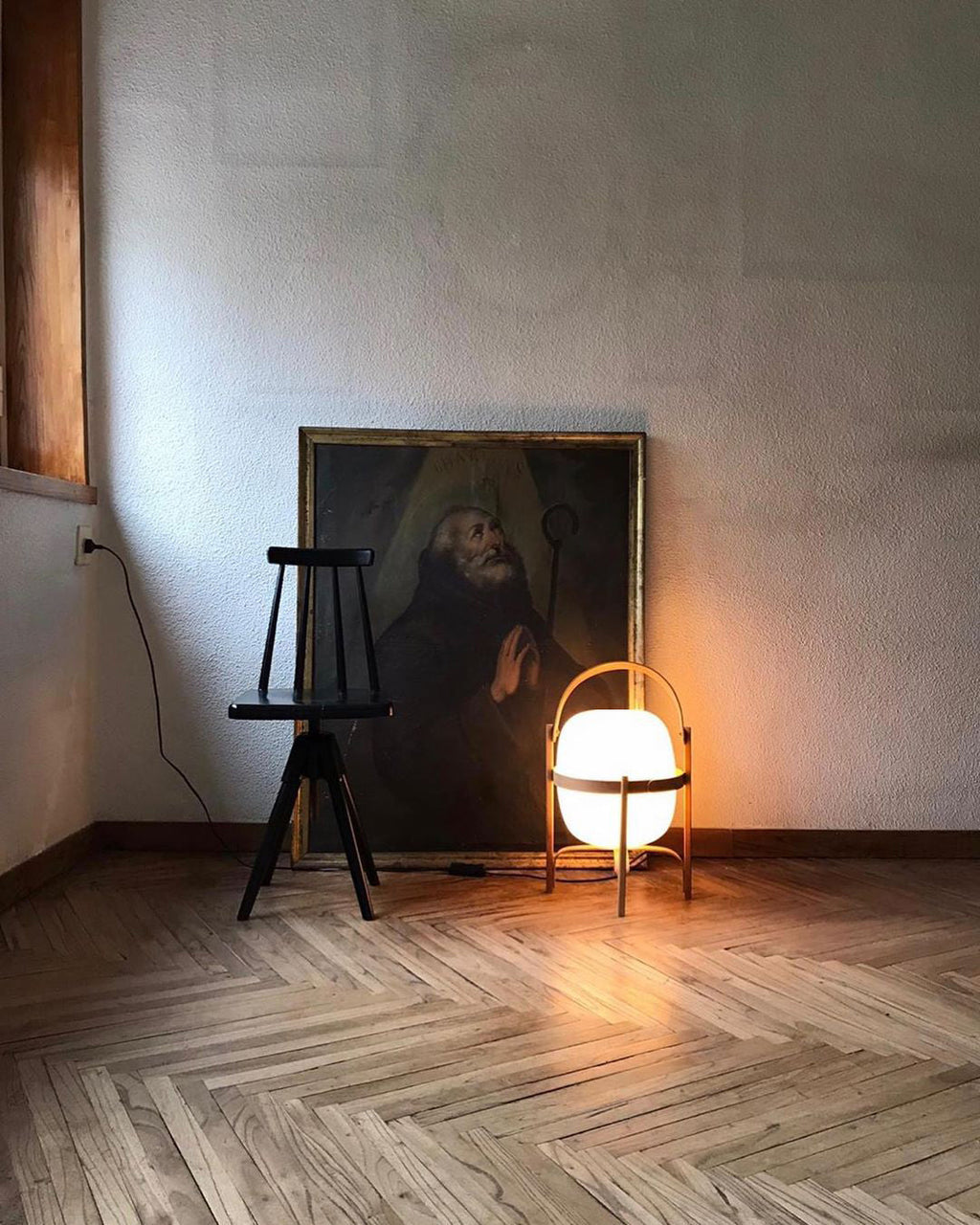 Przenośna szklana lampa stołowa — tradycyjny kształt latarni