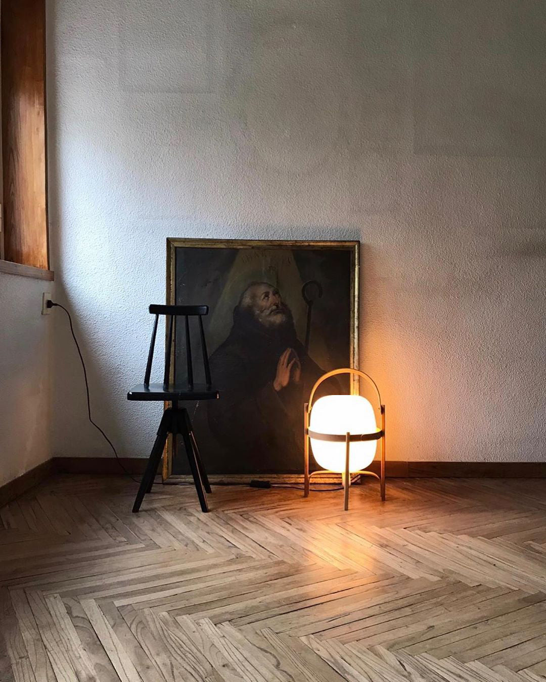 Przenośna szklana lampa stołowa — tradycyjny kształt latarni