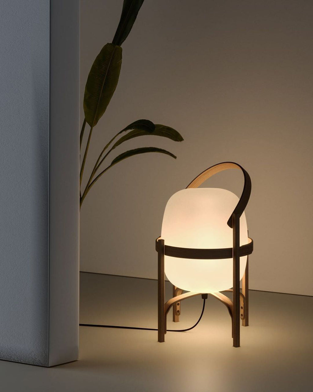 Przenośna szklana lampa stołowa — tradycyjny kształt latarni