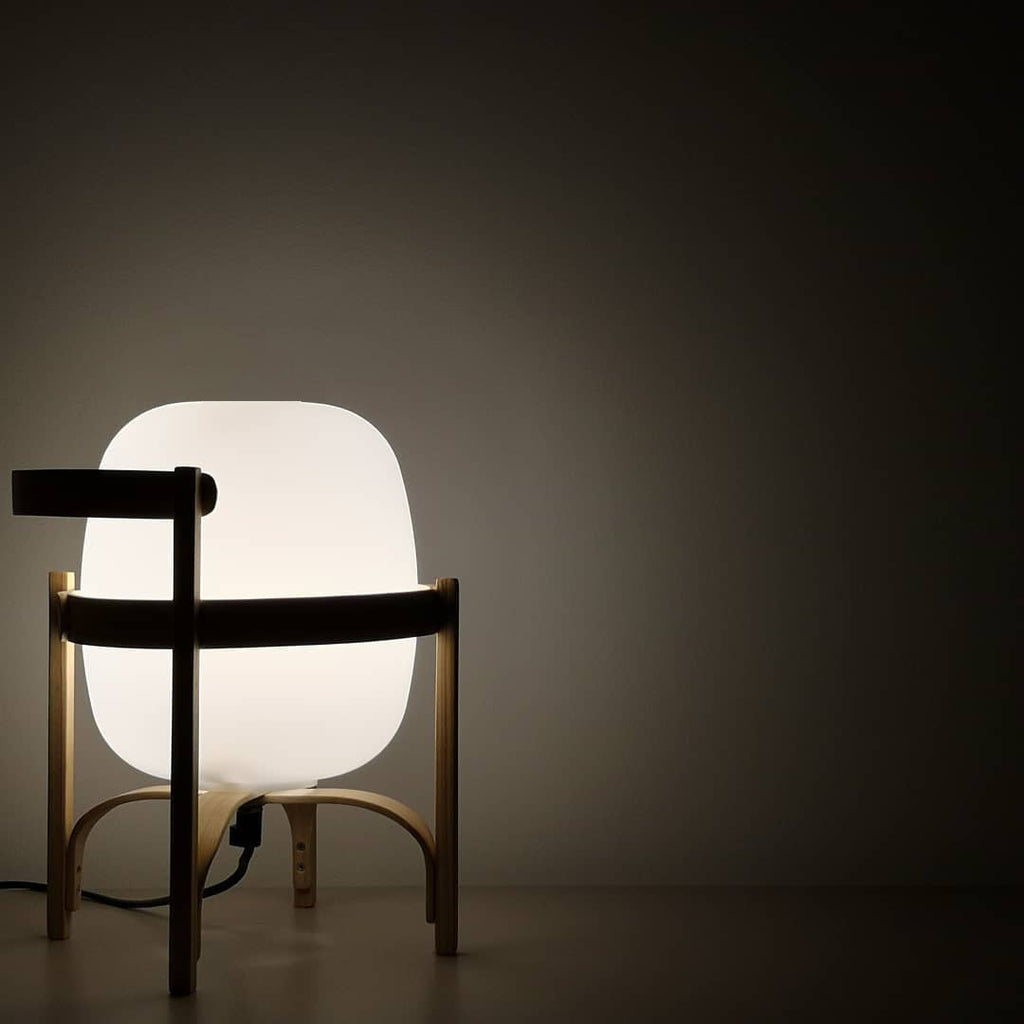 Przenośna szklana lampa stołowa — tradycyjny kształt latarni