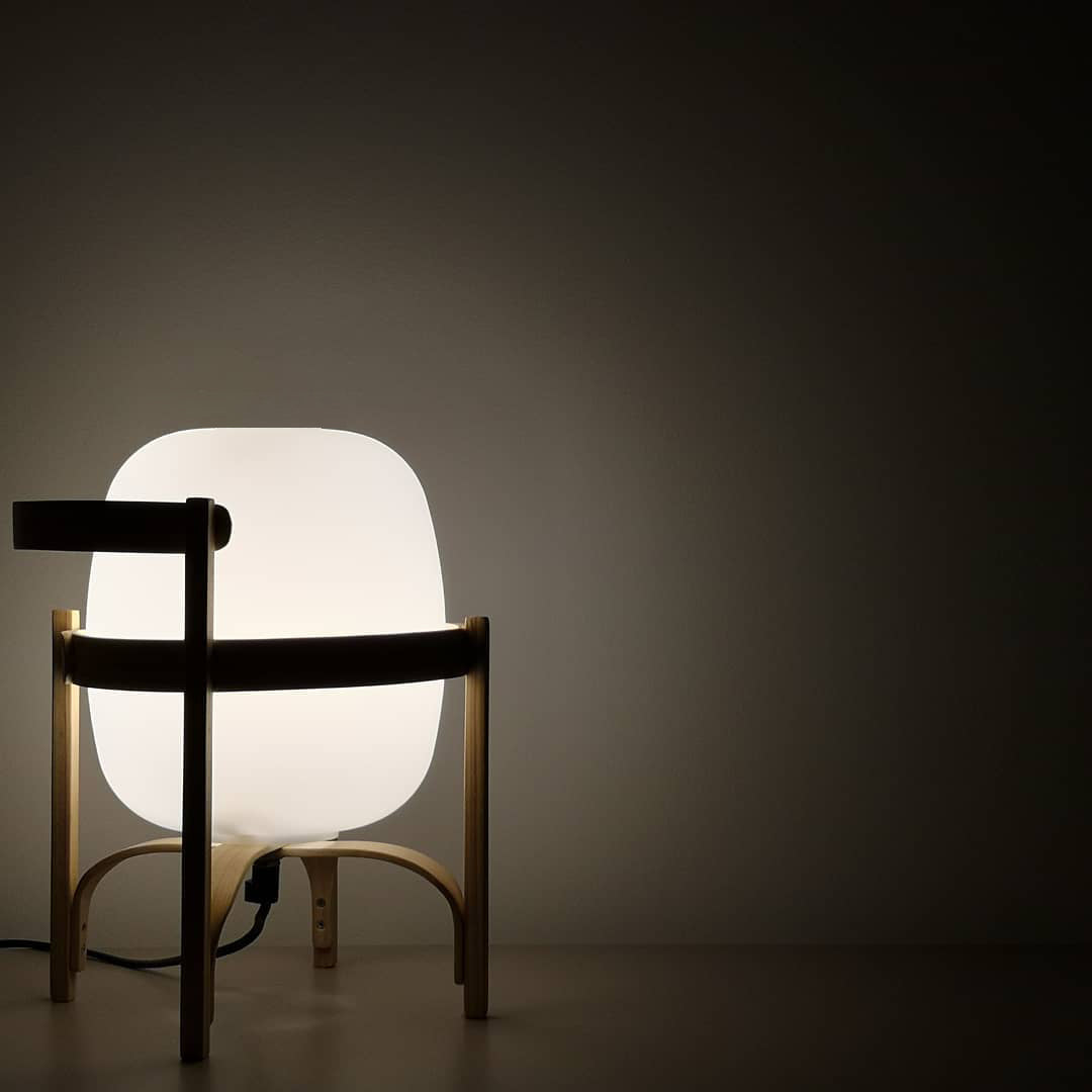 Przenośna szklana lampa stołowa — tradycyjny kształt latarni