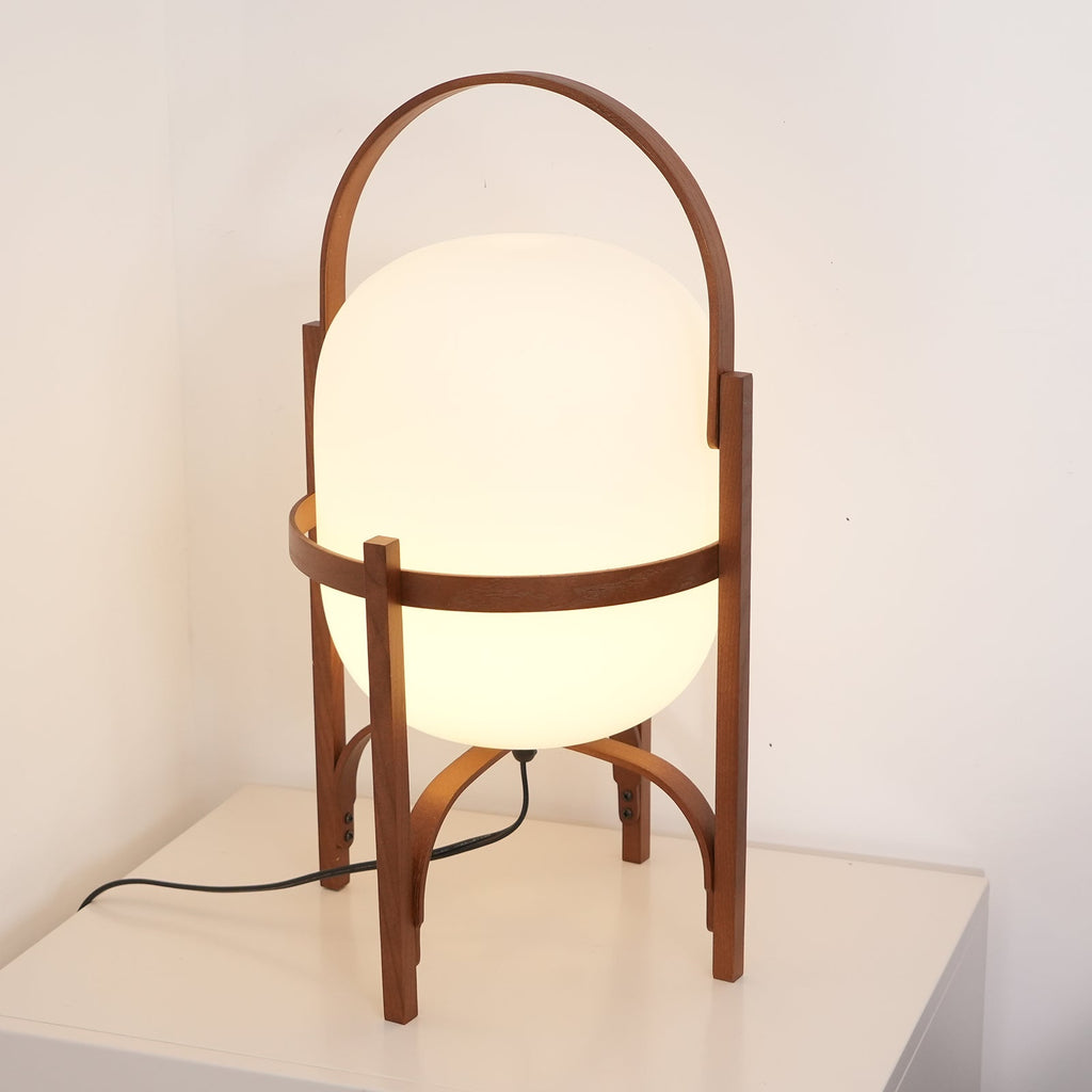 Przenośna szklana lampa stołowa — tradycyjny kształt latarni