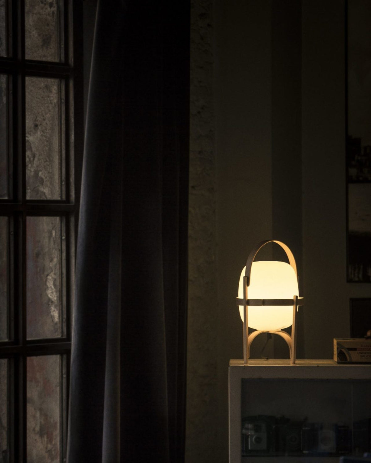 Przenośna szklana lampa stołowa — tradycyjny kształt latarni