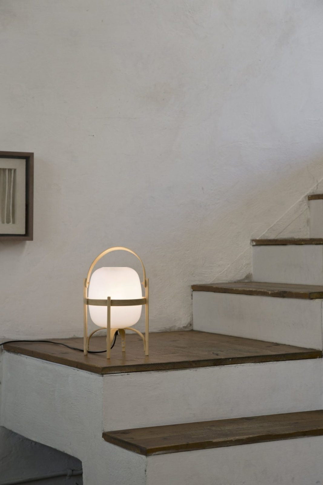 Przenośna szklana lampa stołowa — tradycyjny kształt latarni