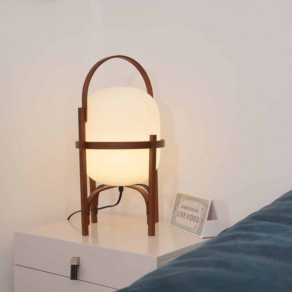 Przenośna szklana lampa stołowa — tradycyjny kształt latarni