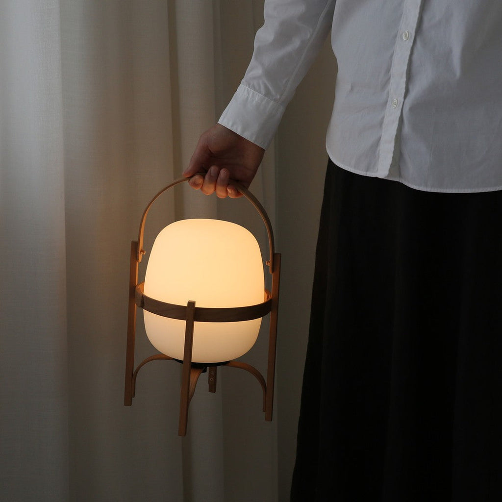 Przenośna szklana lampa stołowa — tradycyjny kształt latarni