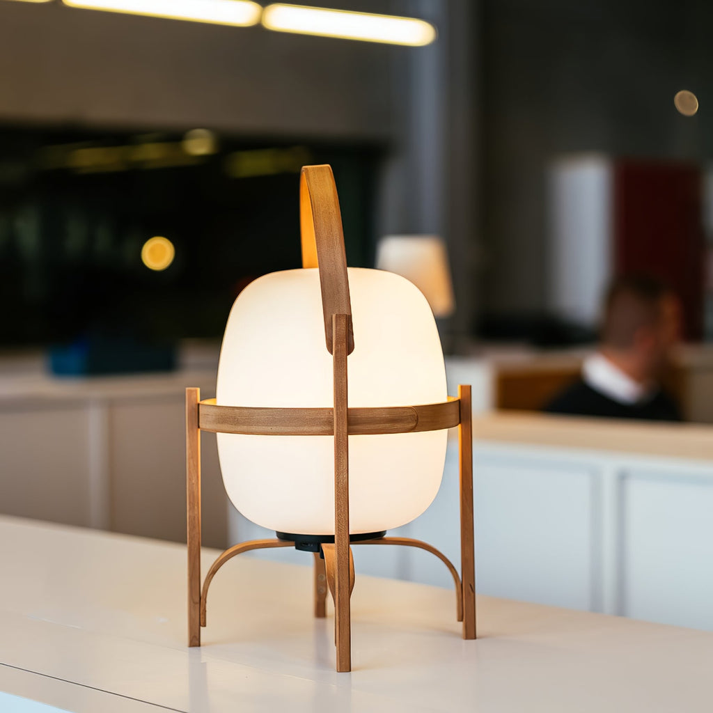 Przenośna szklana lampa stołowa — tradycyjny kształt latarni