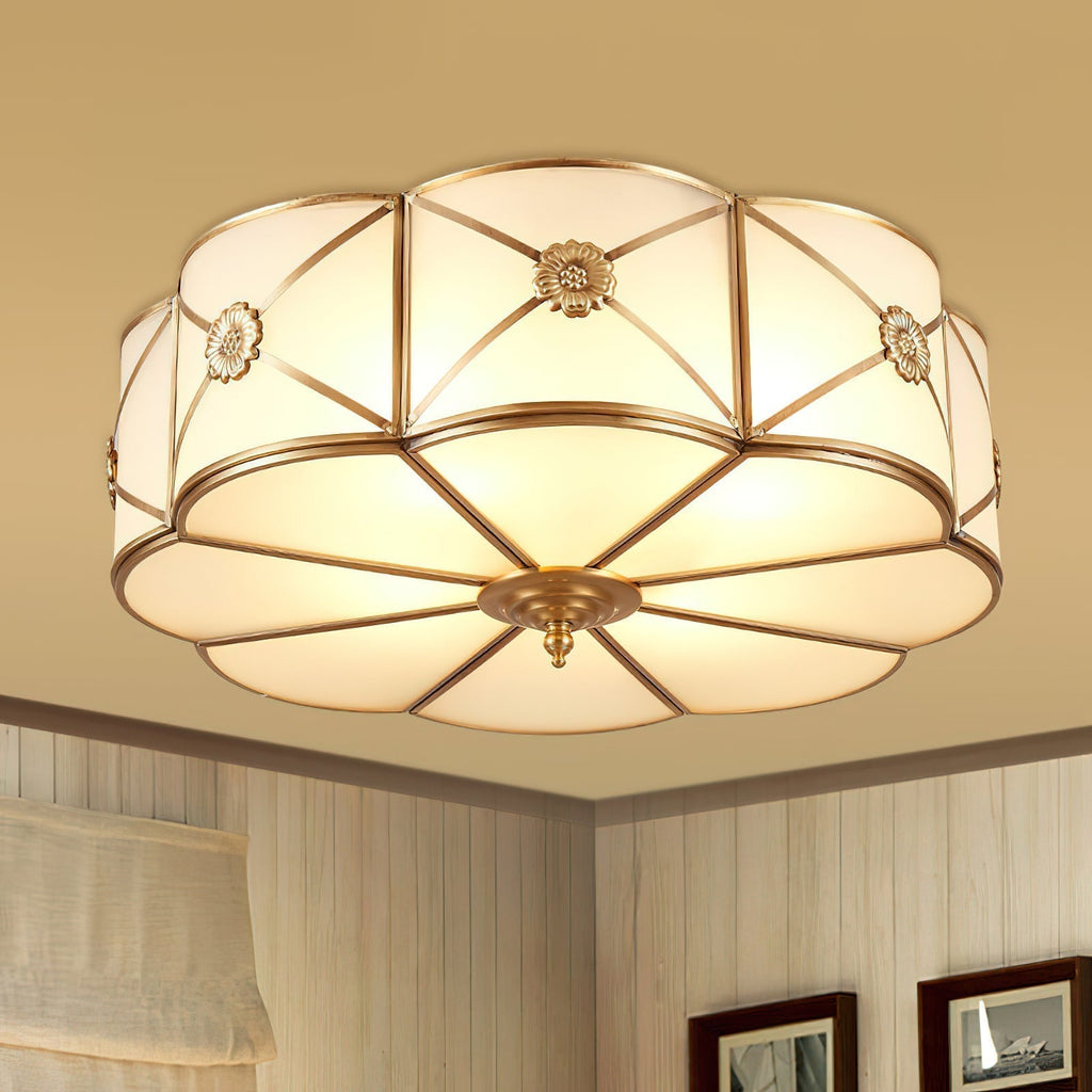 Lampada da soffitto Solara — Ottone classico, bordo smerlato satinato, montaggio a filo soffitto