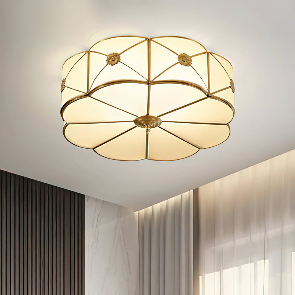 Lampada da soffitto Solara — Ottone classico, bordo smerlato satinato, montaggio a filo soffitto