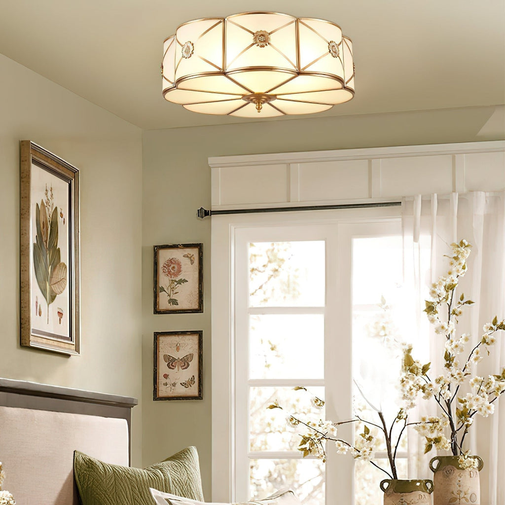 Lampada da soffitto Solara — Ottone classico, bordo smerlato satinato, montaggio a filo soffitto