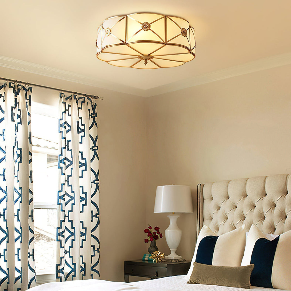 Lampada da soffitto Solara — Ottone classico, bordo smerlato satinato, montaggio a filo soffitto