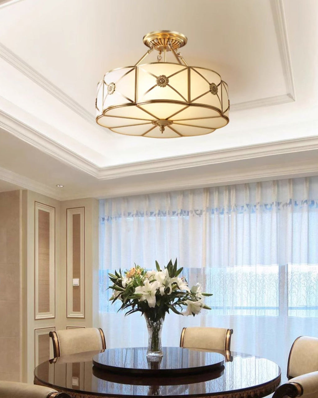 Lampada da soffitto Solara — Ottone classico, bordo smerlato satinato, montaggio a filo soffitto