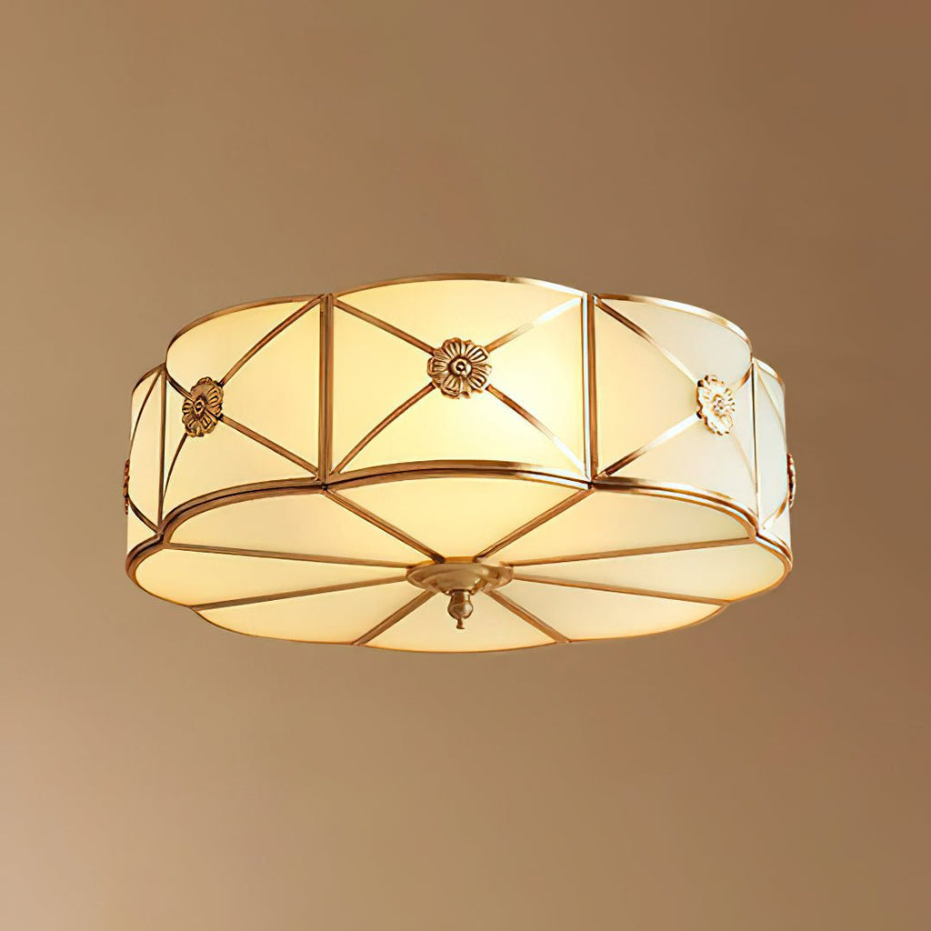 Lampada da soffitto Solara — Ottone classico, bordo smerlato satinato, montaggio a filo soffitto