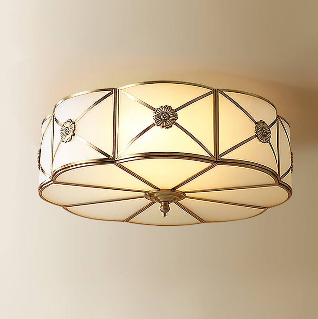 Lampada da soffitto Solara — Ottone classico, bordo smerlato satinato, montaggio a filo soffitto