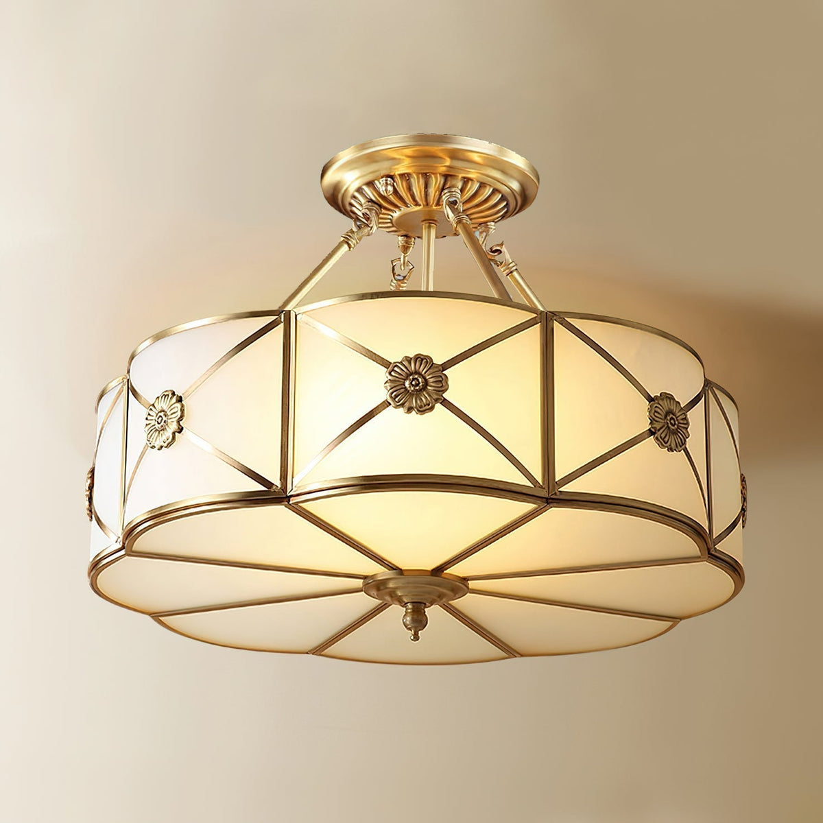 Lampada da soffitto Solara — Ottone classico, bordo smerlato satinato, montaggio a filo soffitto