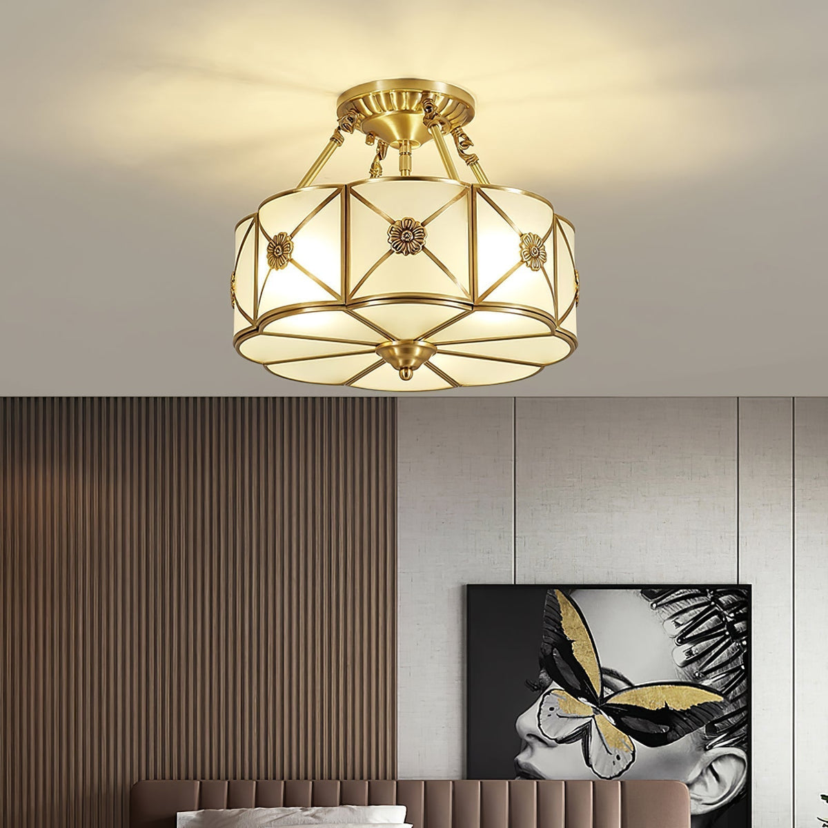 Lampada da soffitto Solara — Ottone classico, bordo smerlato satinato, montaggio a filo soffitto