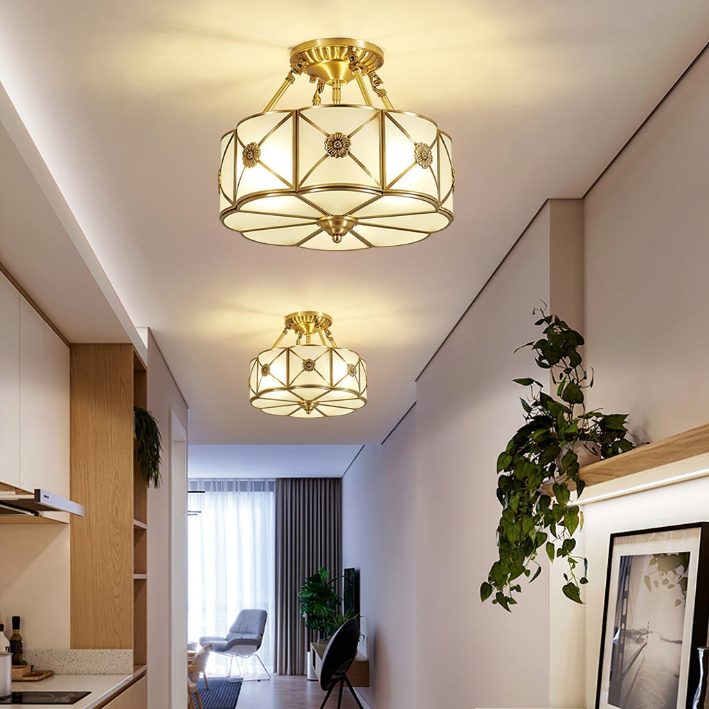 Lampada da soffitto Solara — Ottone classico, bordo smerlato satinato, montaggio a filo soffitto